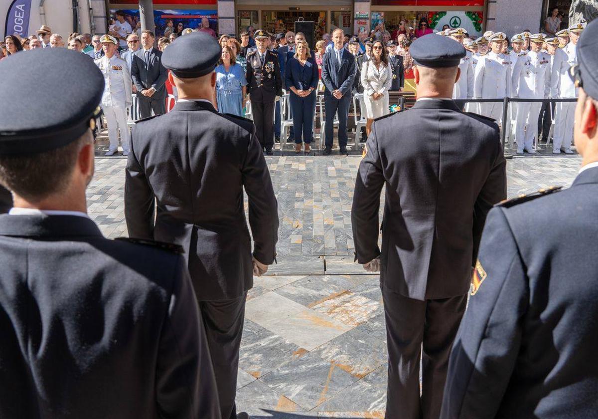 La alcaldesa en el acto conmemorativo de los Ángeles Custodios en el Día de la Policía Nacional.