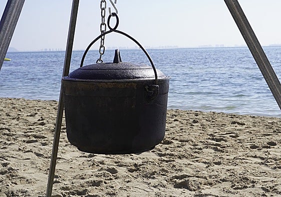 El Día del Caldero aúna gastronomía, música y convivencia en Los Alcázares