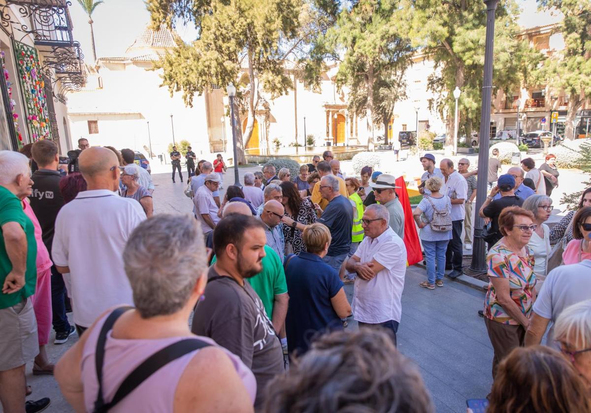 Concentración de apoyo a la causa de la familia de Miguel Hernández, la semana pasada, frente al Ayuntamiento de Orihuela.