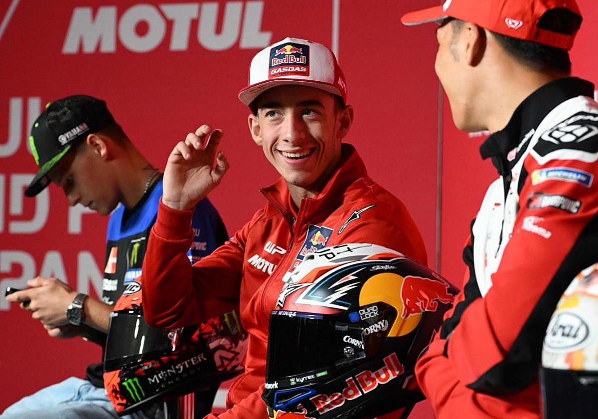 Pedro Acosta bromeando con Takaaki Nakagami, ayer en Motegi.