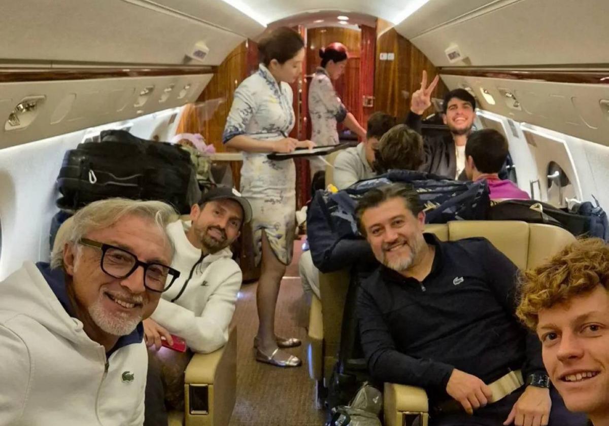 Los equipos de Alcaraz y Sinner volando juntos en un 'jet' privado desde Pekín a Shanghái, después de la final del pasado miércoles en el Open de China.