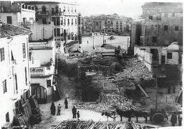 Solar con las ruinas de los baños árabes en febrero de 1953; al fondo, el Puente de los Peligros.