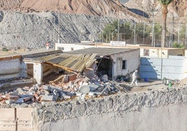Demolición de la granja contigua al campo de fútbol.