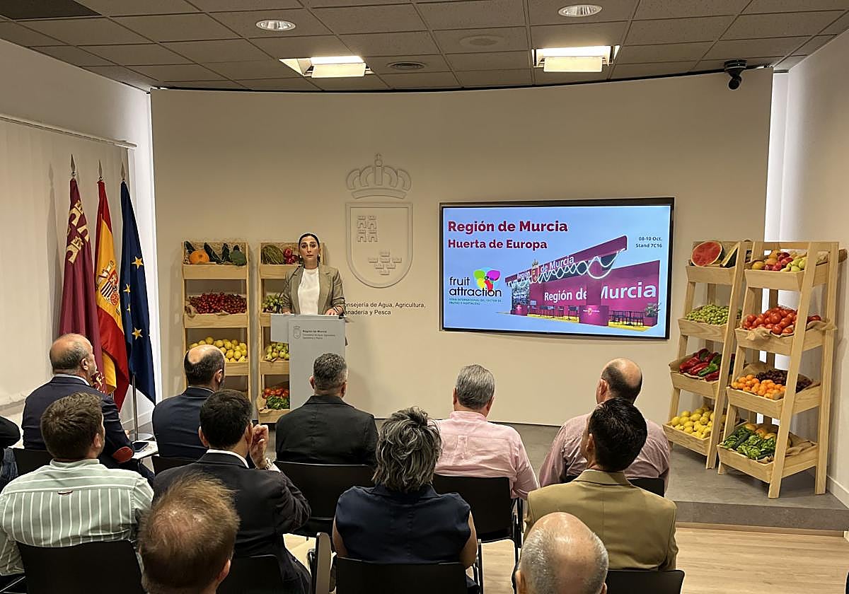 La consejera de Agua, Agricultura, Ganadería y Pesca, Sara Rubira, en la presentación de la participación de la Región de Murcia en la Feria Fruit Attraction.