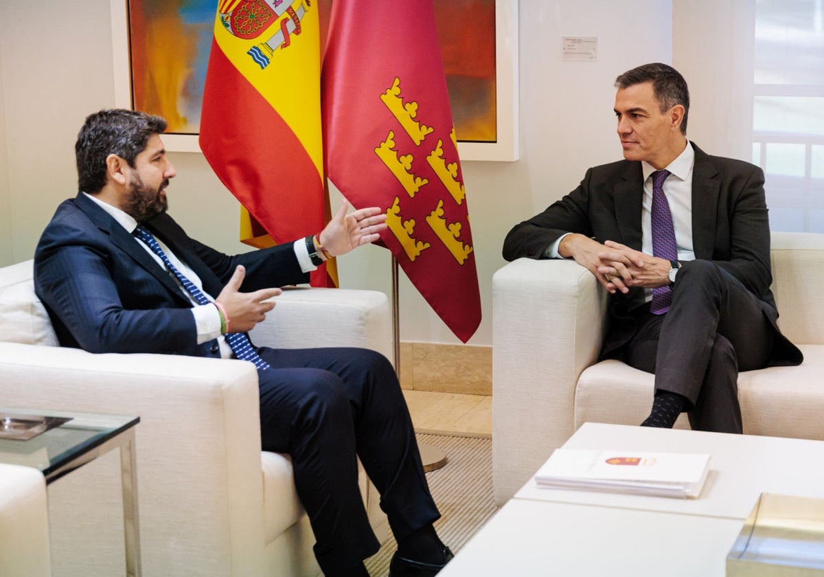 López Miras y Pedro Sánchez, durante la reunión mantenida esta mañana en La Moncloa.