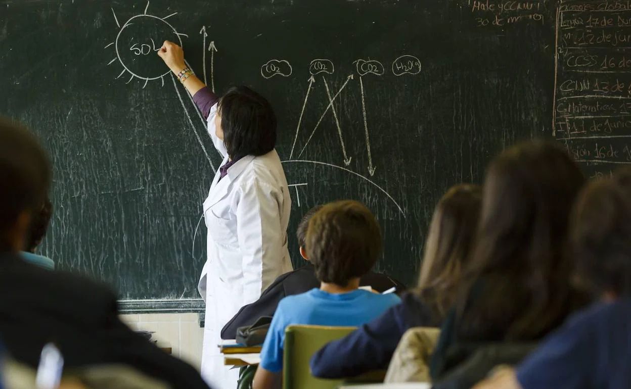 Una profesora dibuja en una pizarra, en una imagen de archivo.