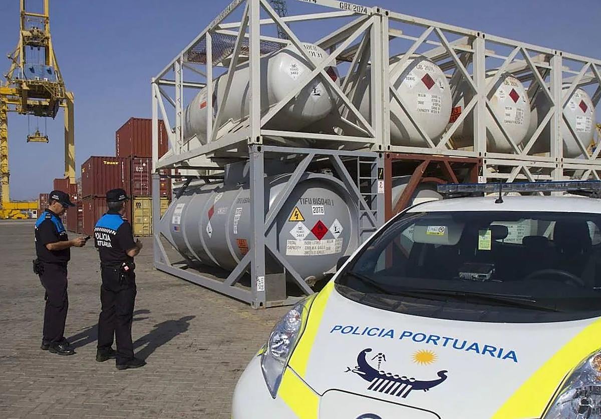 Policías portuarios supervisan un cargamento en el muelle en una imagen de archivo.