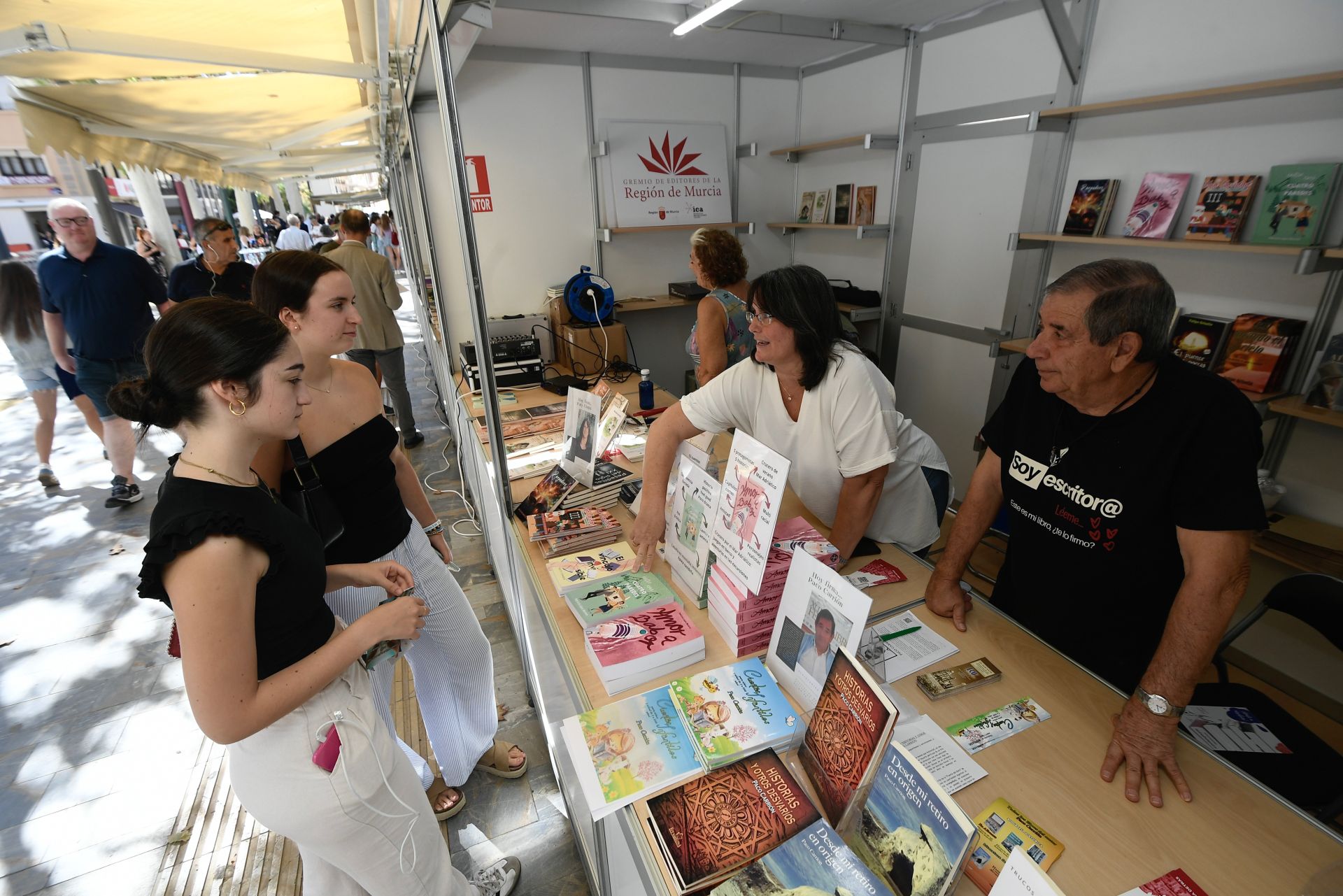 La primera jornada de la Feria del Libro de Murcia, en imágenes