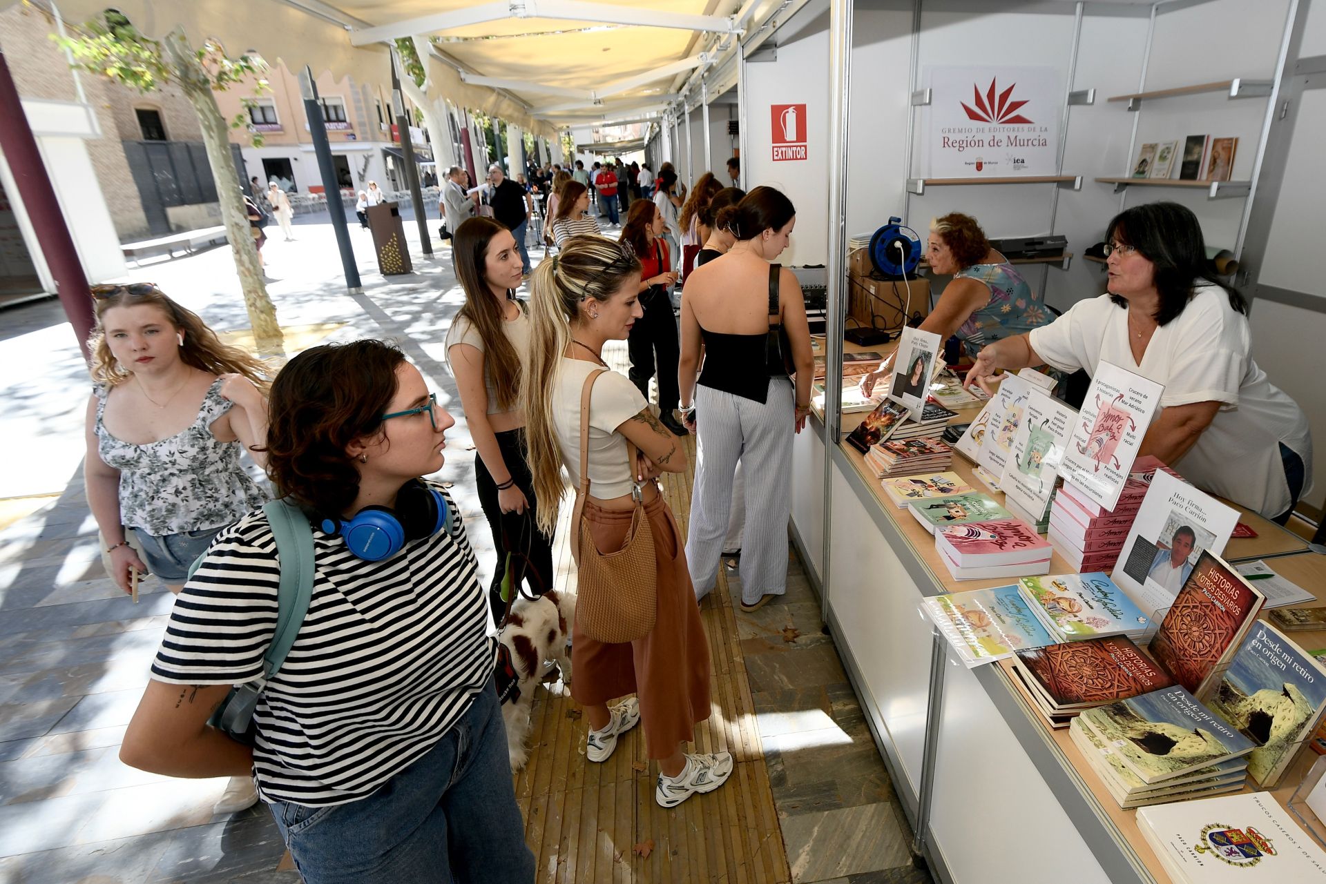 La primera jornada de la Feria del Libro de Murcia, en imágenes