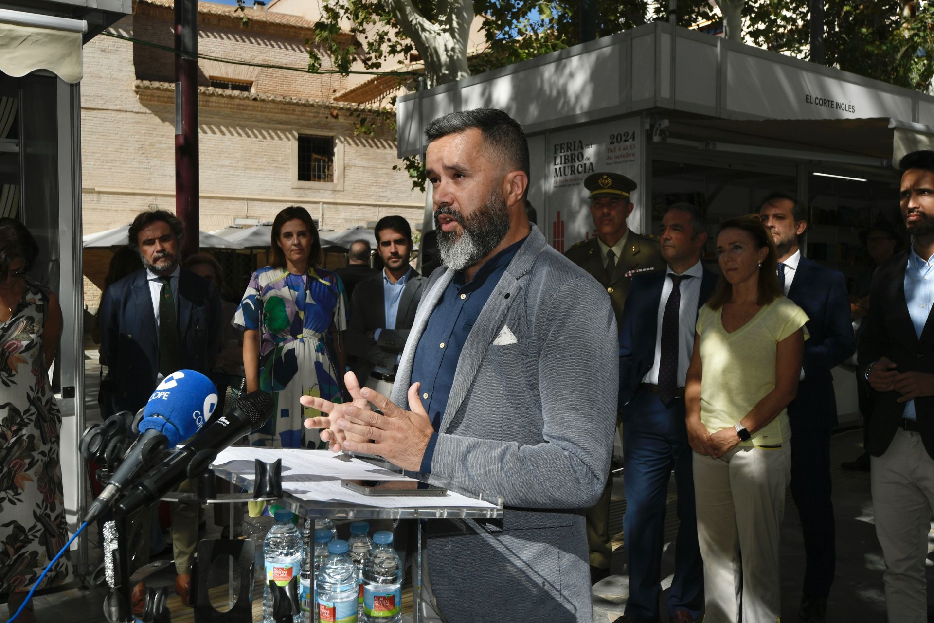 La primera jornada de la Feria del Libro de Murcia, en imágenes