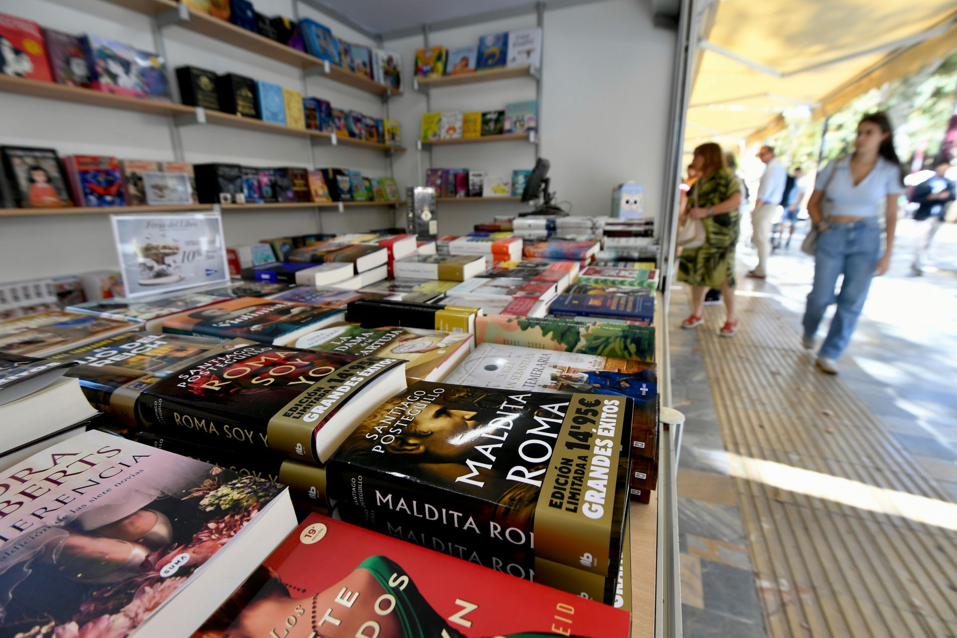 La primera jornada de la Feria del Libro de Murcia, en imágenes