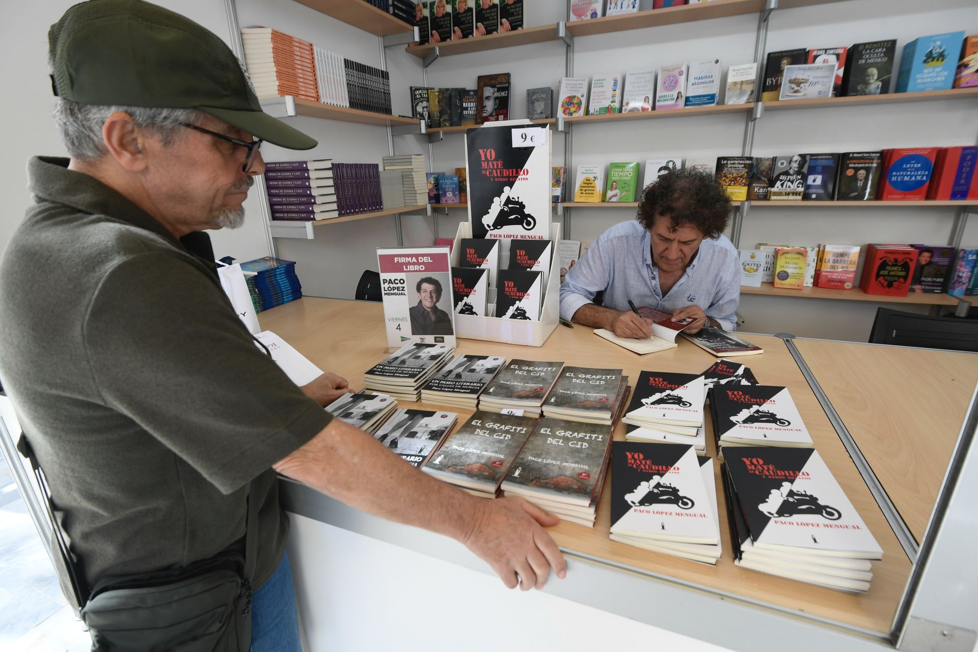 La primera jornada de la Feria del Libro de Murcia, en imágenes