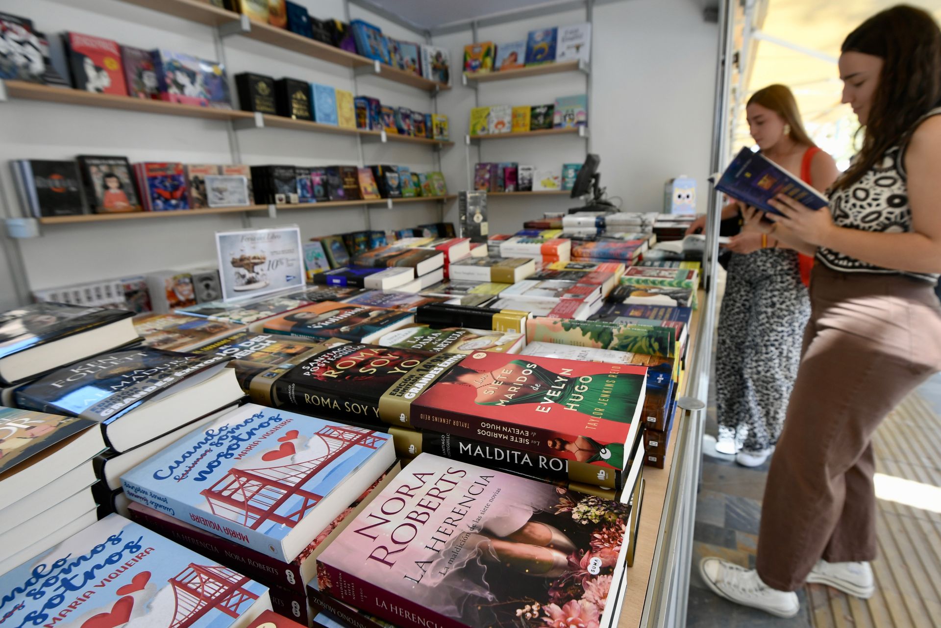 La primera jornada de la Feria del Libro de Murcia, en imágenes