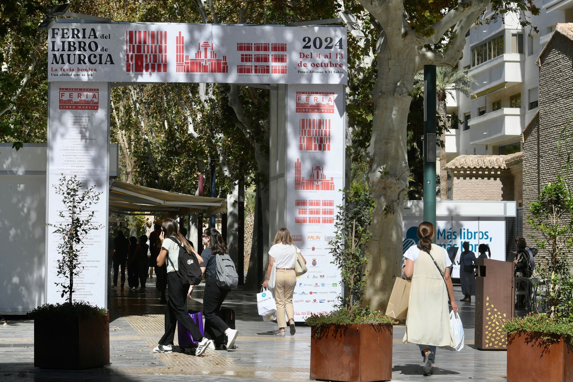 La primera jornada de la Feria del Libro de Murcia, en imágenes