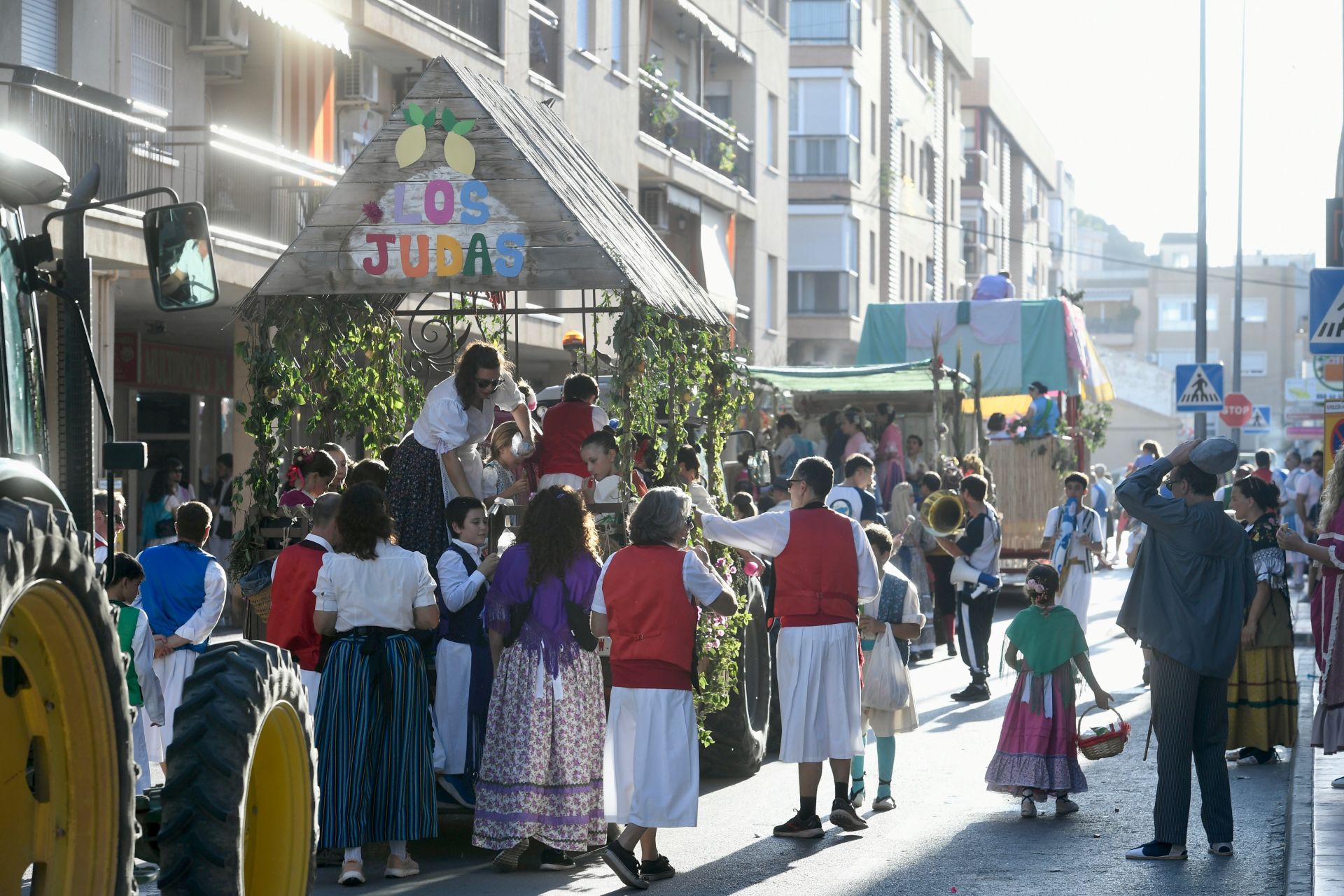 Más de medio centenar de carrozas desfilan en el Bando de la Huerta de Santomera