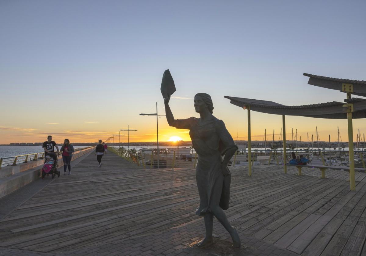 El paseo voladizo del dique de Levante, en una fotografía de archivo.