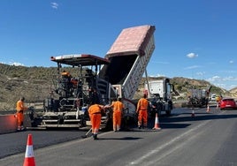 Obras de reasfaltado de la autovía RM-1, esta semana.