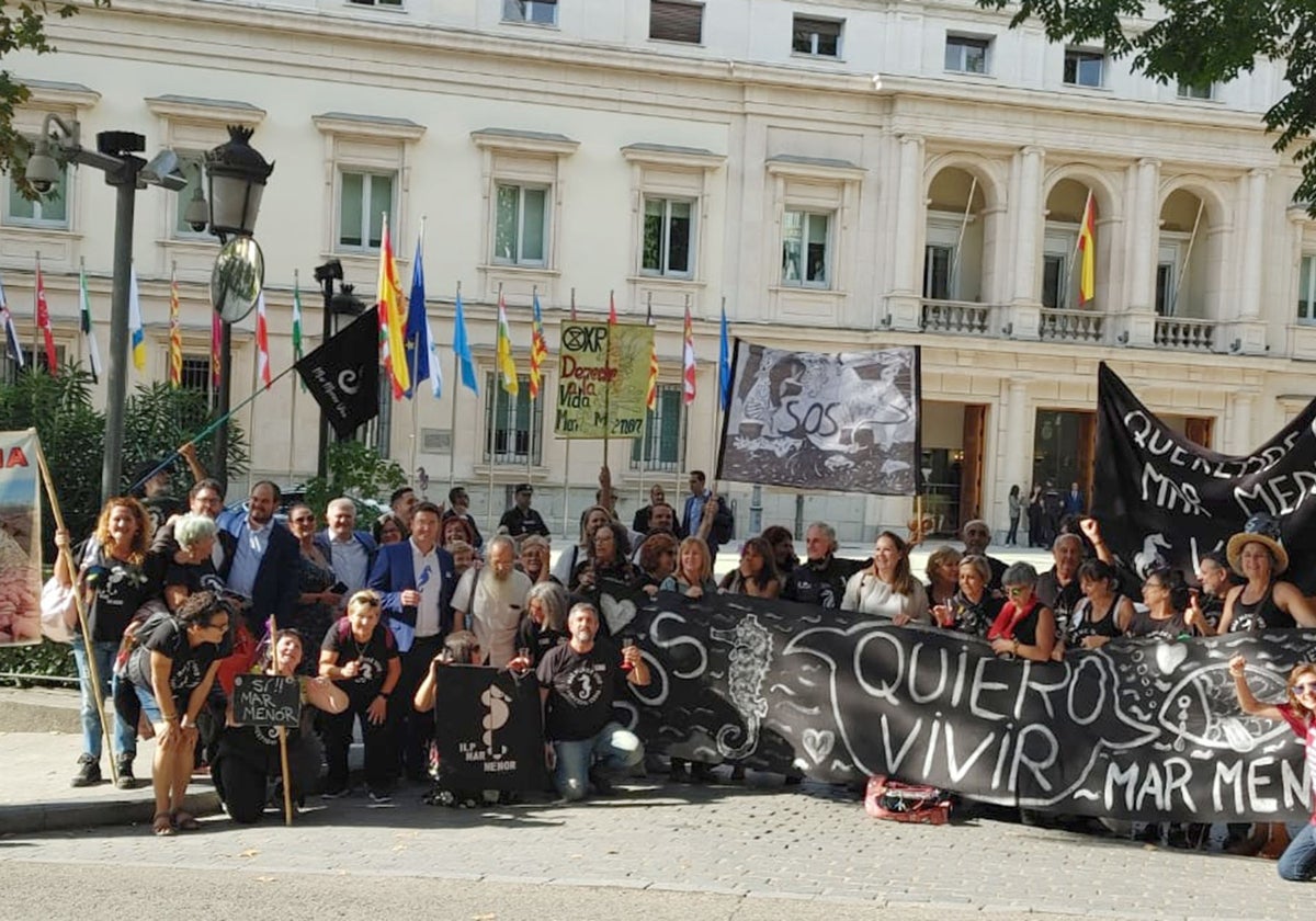 Impulsores y simpatizantes celebran la aprobación de la ILP frente al Senado en 2022