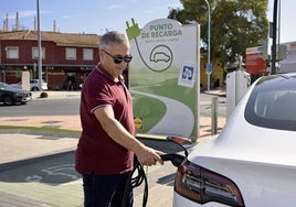 David carga su coche en un punto gratuito de 11 kW del supermercado Lidl en la carretera de El Palmar: «Uno de los mejores».