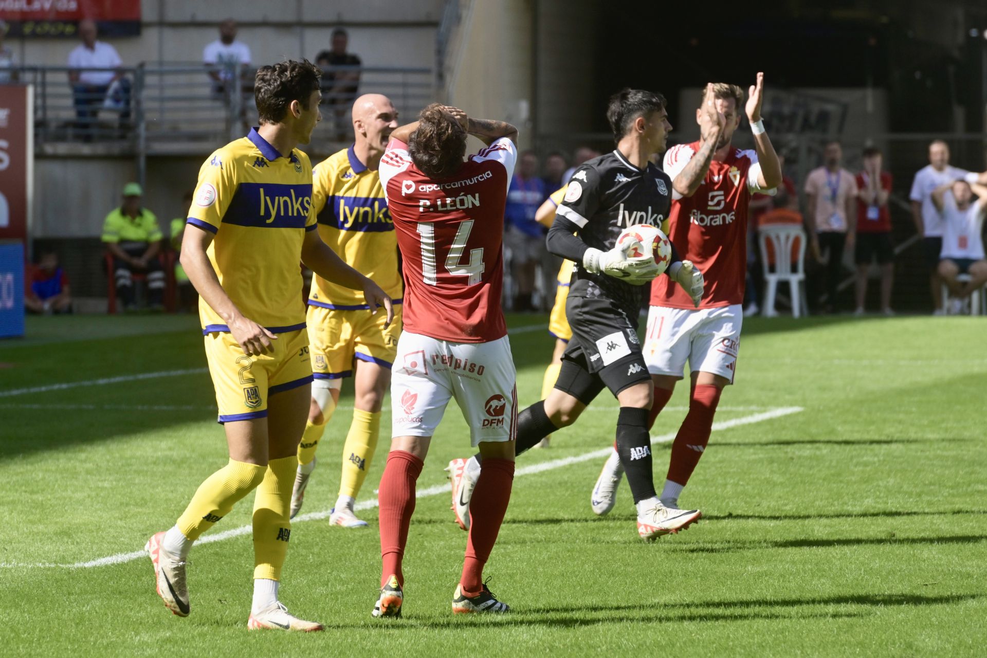 Las imágenes del partido entre el Real Murcia y el Alcorcón