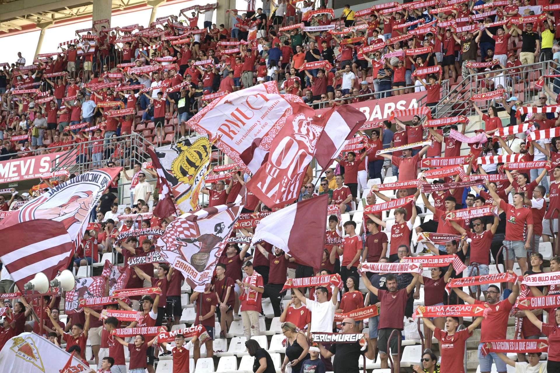 Real Murcia-Alcorcón: búscate en la grada del Estadio Enrique Roca