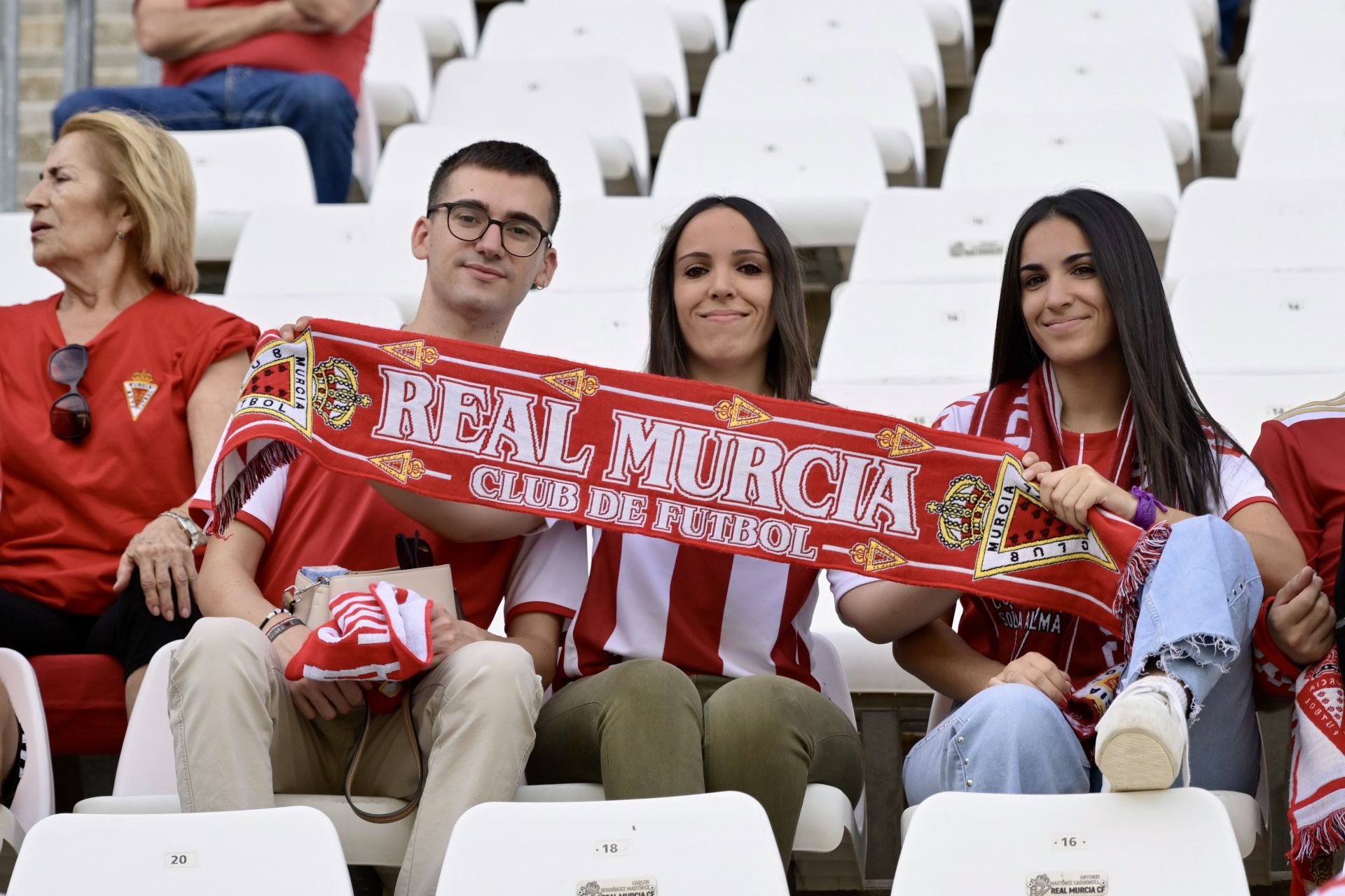 Real Murcia-Alcorcón: búscate en la grada del Estadio Enrique Roca