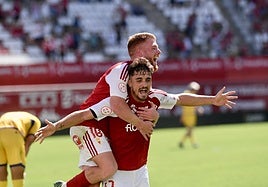 Jorge Mier, autor del segundo gol, abrazado por David Vicente en el encuentro frente al Alcorcón.