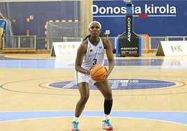 Nelson se prepara para lanzar un tiro libre.