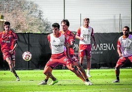 Yriarte intenta proteger un balón delante de Andrés en un entrenamiento del Real Murcia.