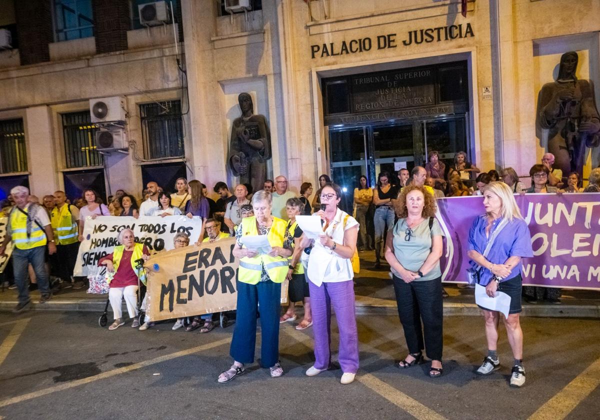 Movimientos feministas, organizaciones sociales, partidos y sindicatos durante la protesta de este domingo.