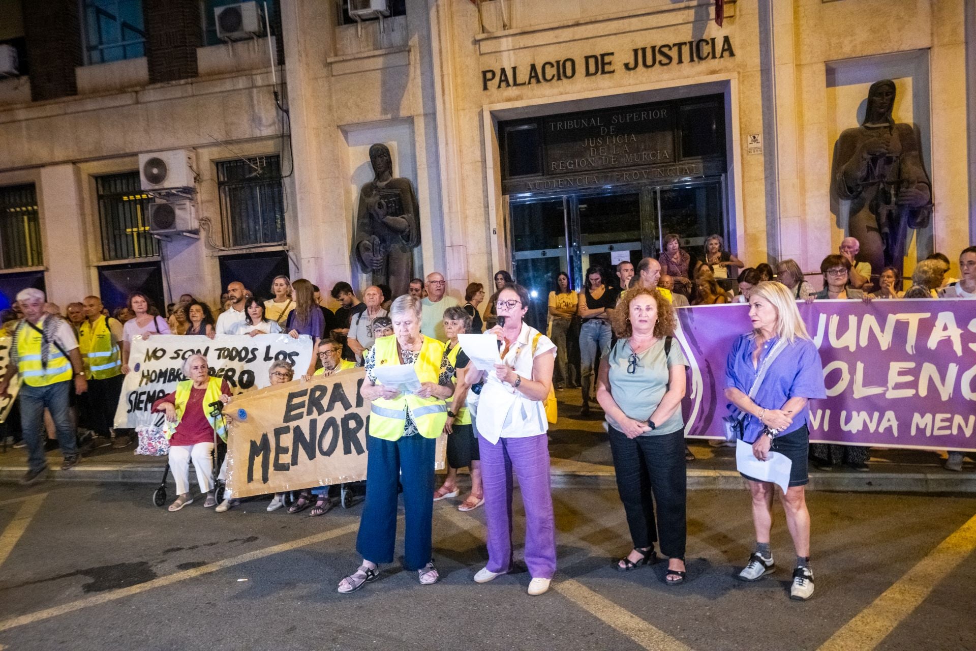 Las imágenes de la protesta ante el Palacio de Justicia de Murcia