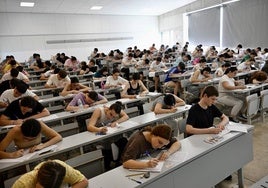 Alumnos se examinan de la Ebau, en una imagen de archivo.