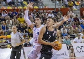 El ala-pívot holandés Dylan van Eyck avanza hacia la canasta en la victoria del pasado domingo al Lucentum Alicante.