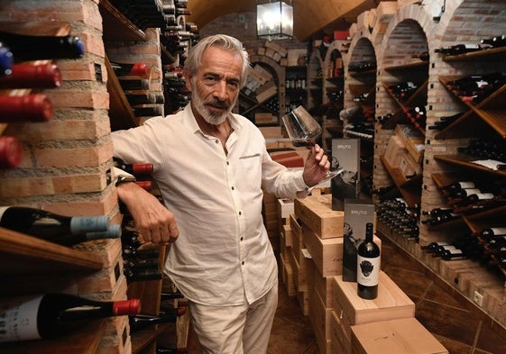 El actor, con una copa de Bruto, en la cava del restaurante Churra.