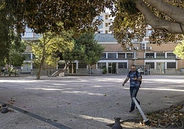 Dos alumnos por el patio del Campus de Alfonso XII, concretamente, frente al primer edificio que será reformado con 1,6 millones de euros procedentes de fondos Europeos