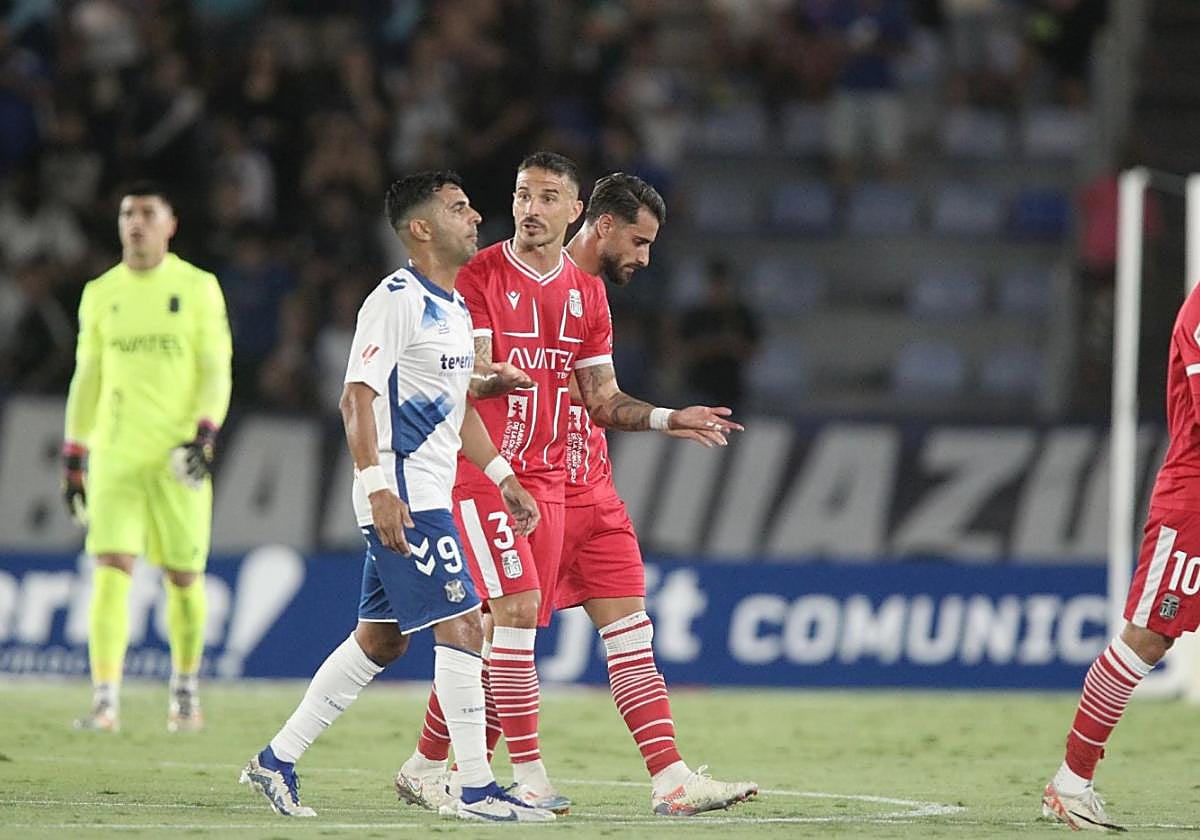 Ríos Reina charla con Ángel Rodríguez al término de la primera parte del encuentro del sábado en Tenerife.
