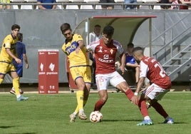 Yriarte y Moha presionan a Da Costa, del Alcorcón.