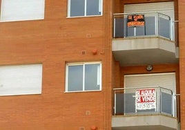 Carteles de alquiler y venta en los balcones de unas viviendas de Murcia, en una imaen de archivo.