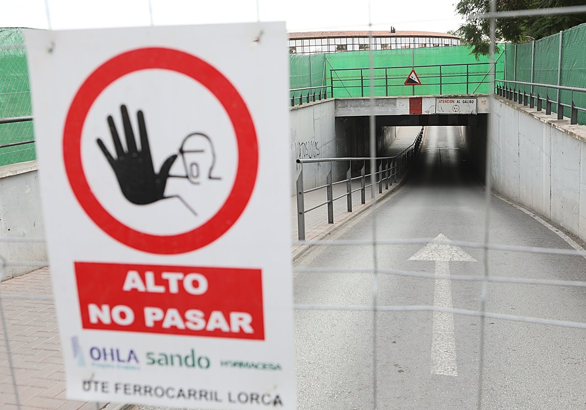 Paso inferior de Sutullena, cerrado al tráfico de peatones y vehículos.