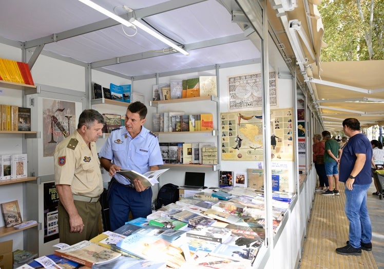 Caseta del Ministerio de Defensa en la Feria del Libro de Murcia.