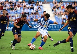 Yeremi, del UCAM, agarra a Castedo, del Águilas.