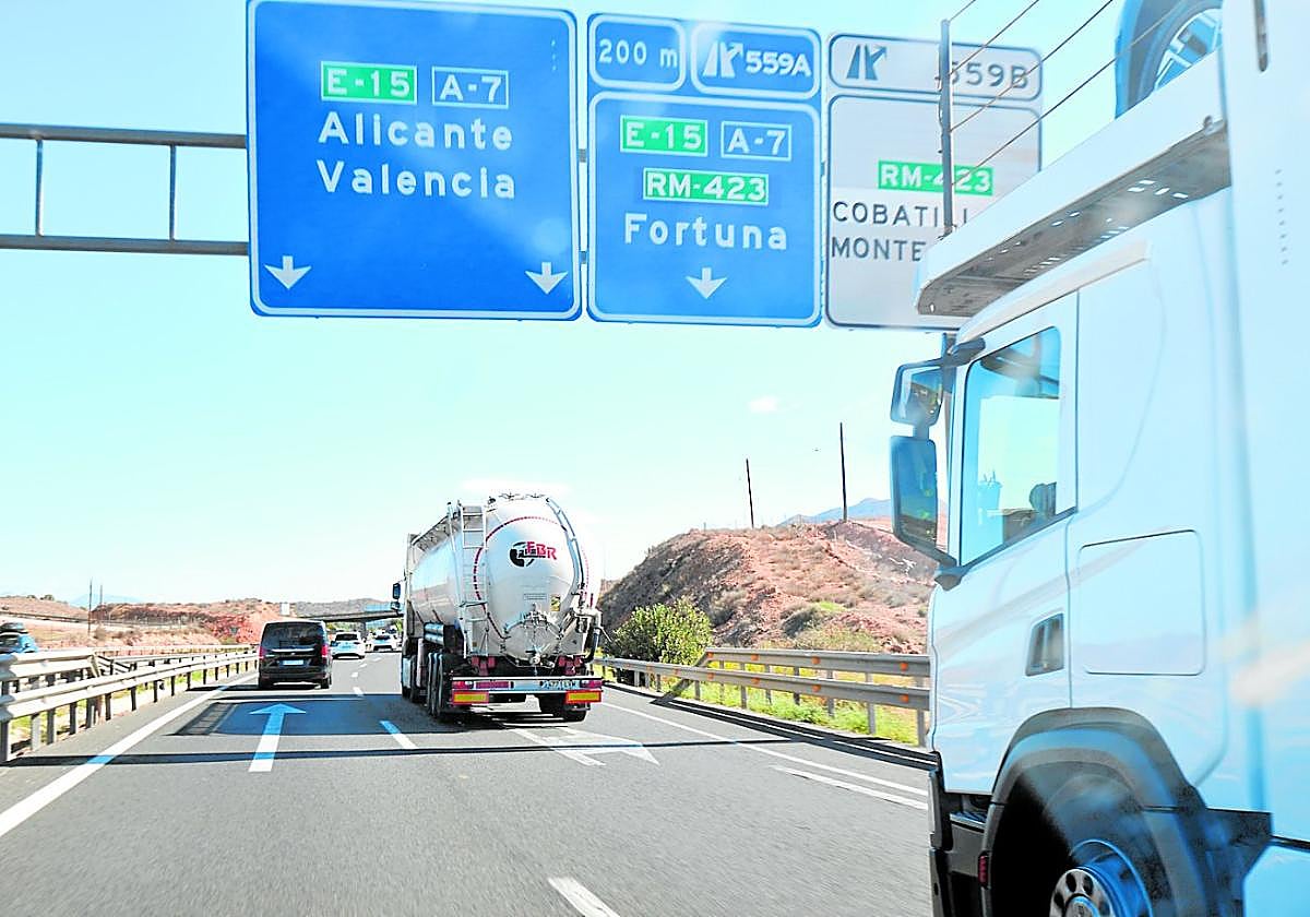 Un camión cisterna circula por la autovía, seguido de otro vehículo pesado, en el término municipal de Murcia.