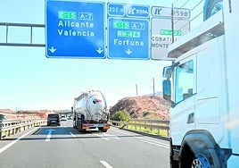 Un camión cisterna circula por la autovía, seguido de otro vehículo pesado, en el término municipal de Murcia.