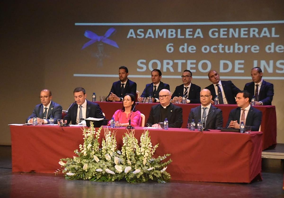 La alcaldesa, junto al consiliario, en el centro, durante la asamblea.