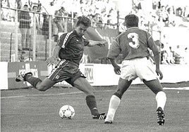 El danés Ekelund se prepara para golpear el balón en el Murcia-Barcelona Atlético de la temporada 1993-94.