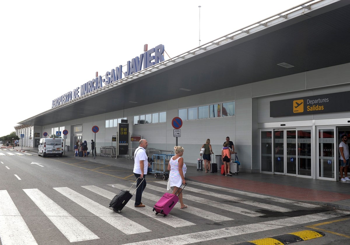 Imagen de archivo del aeropuerto de San Javier, cuando todavía recibía vuelos comerciales.