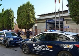 Dos vehículos de la Policía Nacional en la comisaría de Molina.