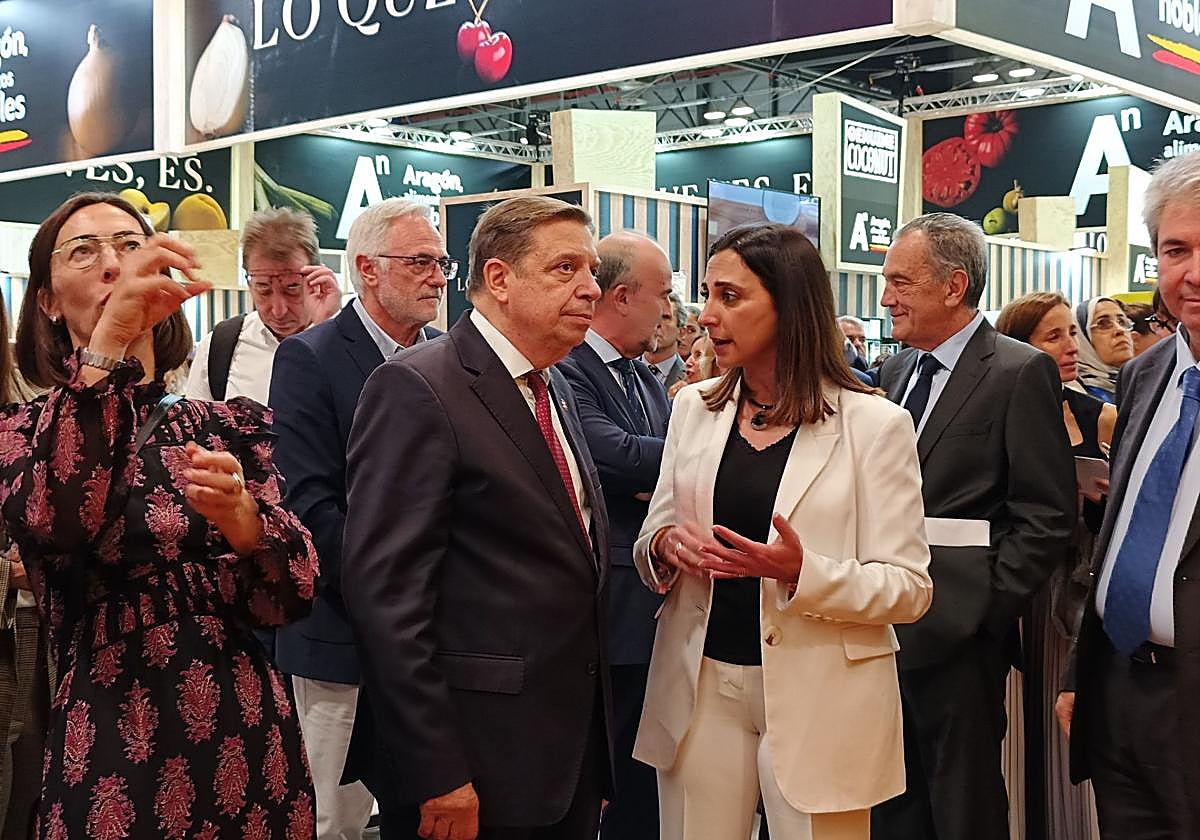 La consejera Sara Rubira conversa con el ministro Luis Planas en la inauguración de la feria Fruit Attraction en Madrid.
