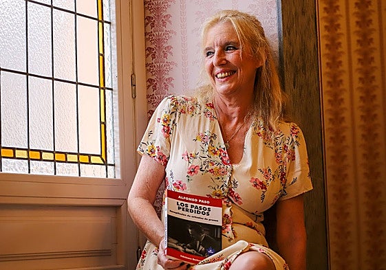 Almudena Paso posa con el libro 'Los pasos perdidos' en el Salón de los Espejos del Teatro Romea de Murcia