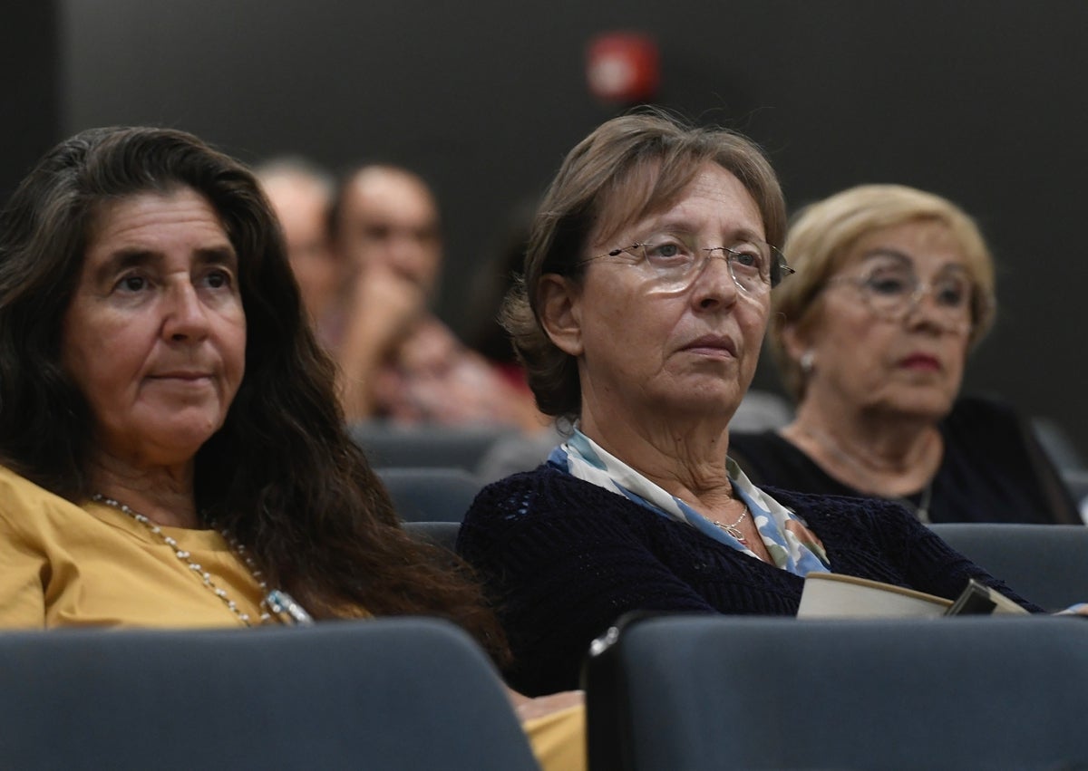 Imagen secundaria 1 - Raúl Quinto en el Aula de Cultura de LA VERDAD: «Los gitanos de hoy son descendientes directos de aquellas víctimas españolas de la &#039;Gran Redada&#039;»